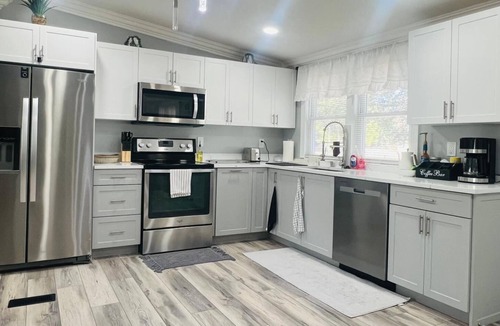 Wesley Chapel South House | Newly Renovated Modern Home 1-Acre Retreat 86”TV Firepit King Bed 3CarPark Lanai