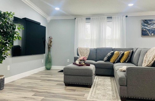 Wesley Chapel South House | Newly Renovated Modern Home 1-Acre Retreat 86”TV Firepit King Bed 3CarPark Lanai