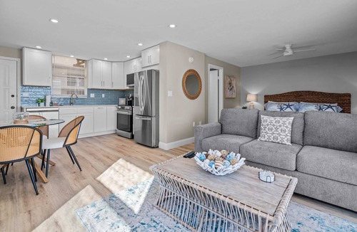 Bonita Springs Apartment | Newly Renovated Studio at Beach & Tennis 1401