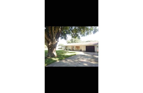Wesley Chapel South House | NewTampa-W. Chapel 3 room 1.5 bath with a pool on 1 acre. SMOKE & PET FREE!