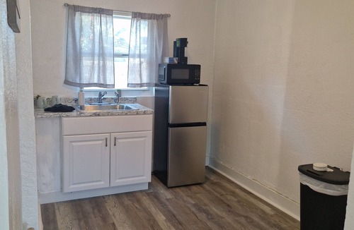 St. Petersburg - Clearwater Hotel | Nice renovated one bedroom apartment Sunny Days Motel 3