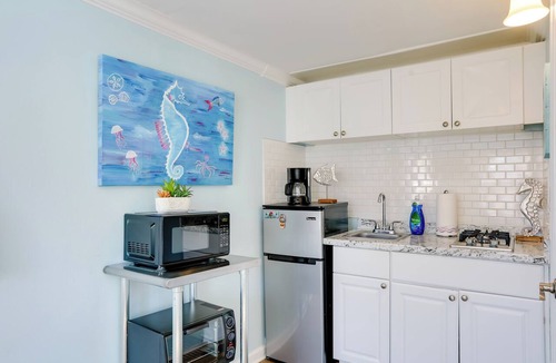 Lake Worth Apartment | No Pet Fee! Snowbird Haven in Lake Worth Beach!
