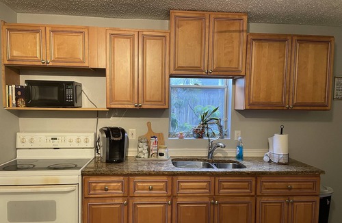 North Kenwood Cottage | North Kenwood Cottage. Minuets from Gulf Beaches and Down Town St Petersburg