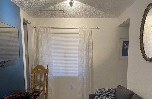 North Kenwood Cottage | North Kenwood Cottage. Minuets from Gulf Beaches and Down Town St Petersburg