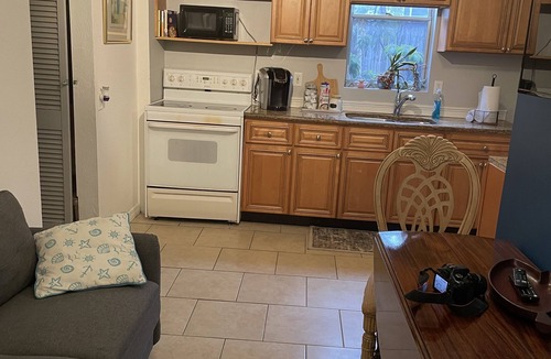 North Kenwood Cottage | North Kenwood Cottage. Minuets from Gulf Beaches and Down Town St Petersburg