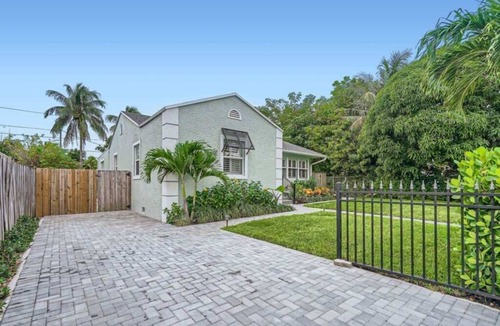 Northboro Park House | Northwood Haven - Light-Filled Bungalow Close to Rybovich Marina