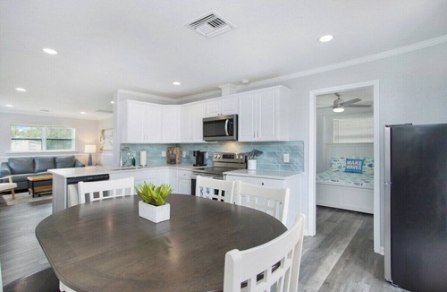 Naples Park House | Ocean Bike Ride, 2bed 2bath, Hot tub, Sleeps 6