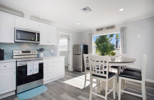 Naples Park House | Ocean Bike Ride, 2bed 2bath, Hot tub, Sleeps 6