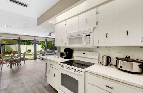 Whitfield House | Ocean Breeze for 10!