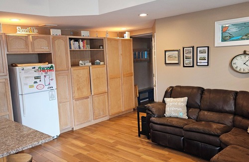 Wildwood Crest Condo | Ocean breezes, porch dining, and your favorite drink await