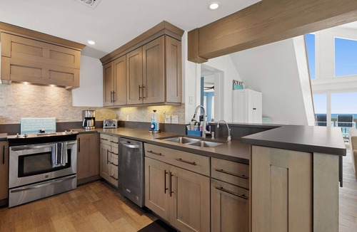 Bethune Beach House | ☀️Ocean Front - Pet Friendly - Steps to Beach - Dolphin House ☀️