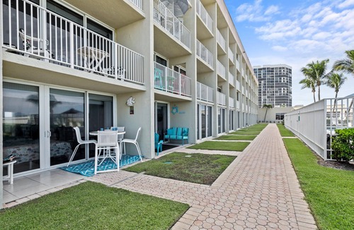 Hutchinson Island South Condo | Ocean Front, Pool, Grill, King +Double + Queen Sofa bed, Beach & Pickleball Gear