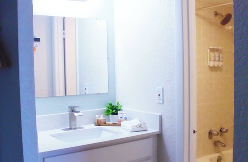 Bridgeport Heights Apartment | Oceanfront Hotel in Daytona Beach Shores - Stunning Beach Views and Relaxing Getaways