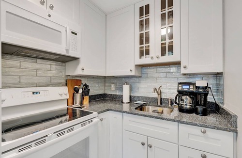 Old Naples Condo | Olde Naples beautiful Condo Steps to Pier, Beach, Sunsets and restaurants!