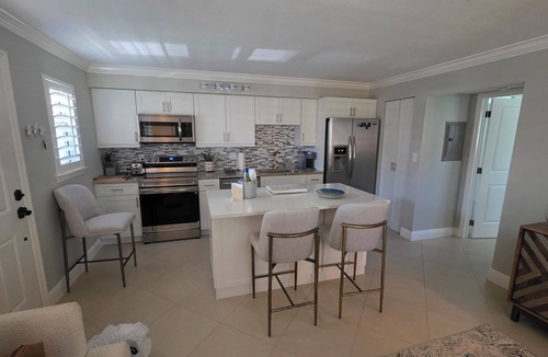 Old Naples Condo | Olde Naples Condo – Walk to Beach, 5th Ave, 3rd St South, Quiet 12-Unit Retreat
