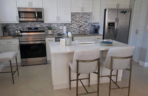 Old Naples Condo | Olde Naples Condo – Walk to Beach, 5th Ave, 3rd St South, Quiet 12-Unit Retreat
