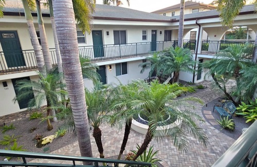 Old Naples Condo | Olde Naples Condo – Walk to Beach, 5th Ave, 3rd St South, Quiet 12-Unit Retreat