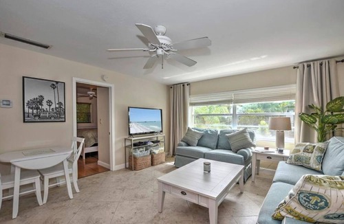 Old Naples Condo | Olde Naples Prime Location!