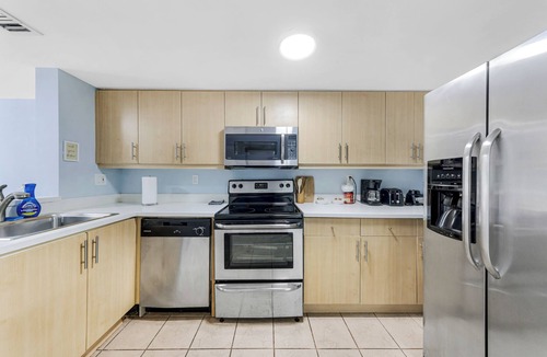 Coconut Grove Condo | One Bedroom Coconut Grove Apartment with Large Patio & Free Parking