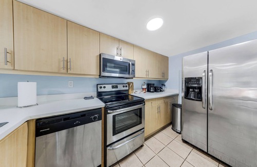 Coconut Grove Condo | One Bedroom Coconut Grove Apartment with Large Patio & Free Parking