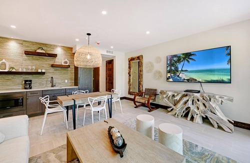 Holmes Beach Resort | One Bedroom Double Queen (2 Queens) Pool View Luxury Suites