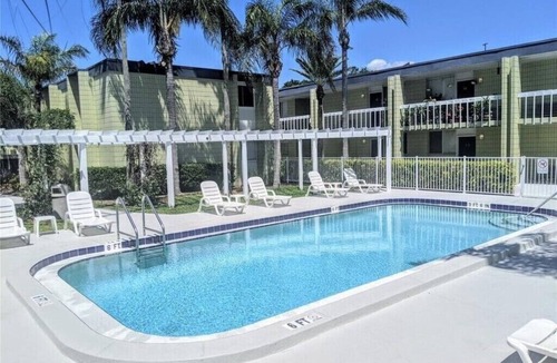 Bayshore Gardens Condo | One block from beautiful Bayshore across from iconic Bern's Steakhouse.