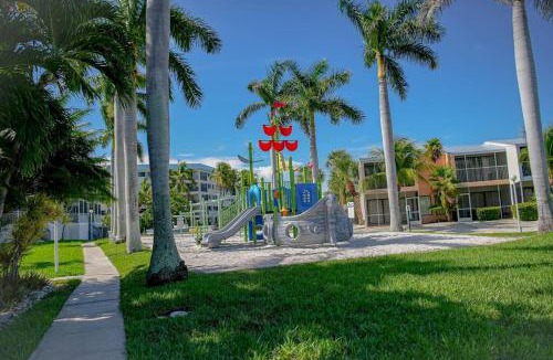 Key Largo House | Overlooking Lagoon and Pool