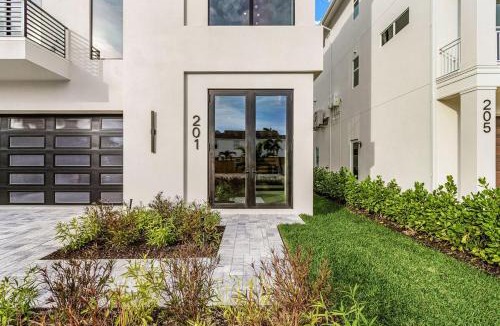 Fort Myers Beach House | Oyster Cluster