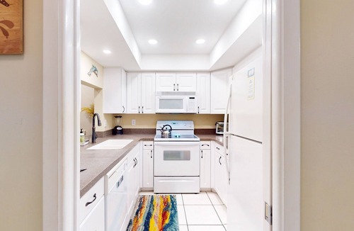 Siesta Key Condo | Palm Bay Club Unit 311 with pools & hot tub - walk 1,500 feet to beach