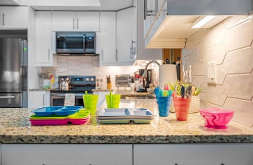 Interchange Square House | Palm Bay Retreat | 4BR Sleeps 10 King Beds