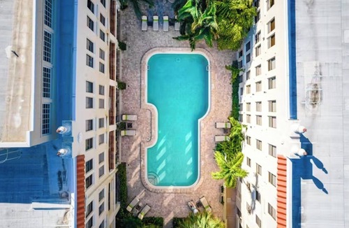Palm Beach Apartment | Palm Beach 1BR | Near Beach and Pool