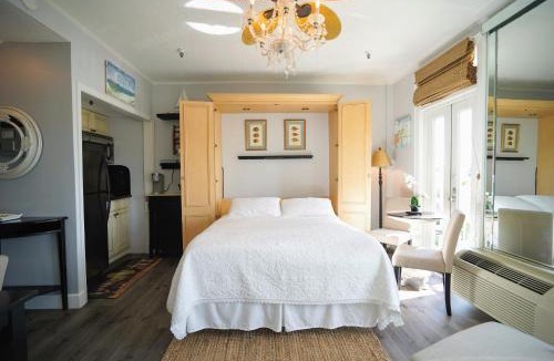 Palm Beach Hotel | Palm Beach Hotel with Juliette Balconies! 2 blocks from beach! Historic Landmark