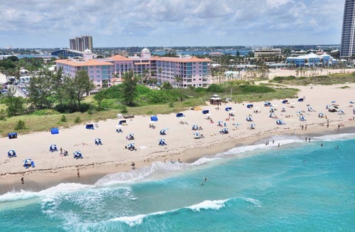 Palm Beach Shores Condo | Palm Beach Shores Resort - Comfortable King Bed - Private Beach