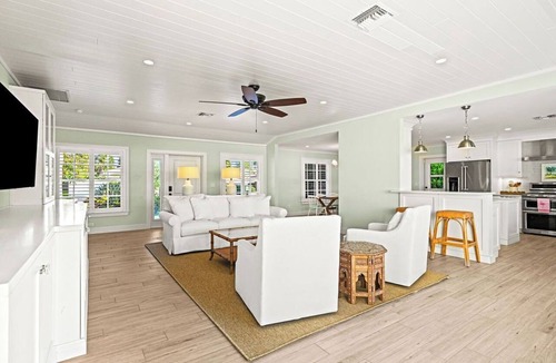 Palm Beach Shores House | 🌴 Palm Beach Shores Getaway: Walk to Beach & Pool
