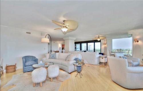 Pelican Bay Apartment | Panoramic 2 Bedroom Corner Retreat with Expansive Views