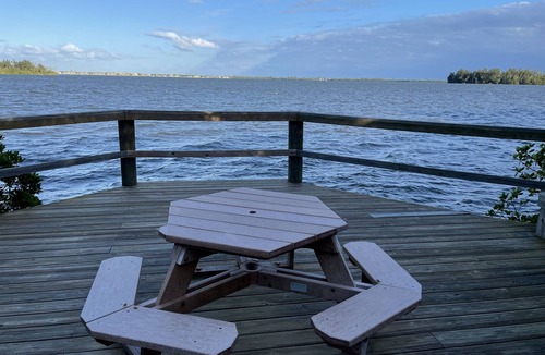 Florida Ridge Condo | Panoramic lake & fountain views from this light & bright condo.