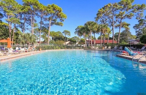 Sarasota Villa | Paradise found! Heated Pool, Tennis Courts, Jacuzzi, Close to Siesta Key Beach