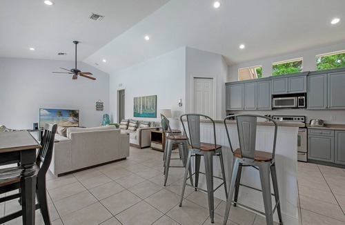 Central Naples House | Paradise Retreat! Saltwater Luxury Pool w/Hot Tub