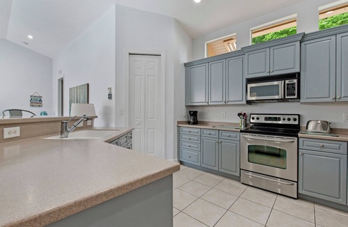 Central Naples House | Paradise Retreat! Saltwater Luxury Pool w/Hot Tub