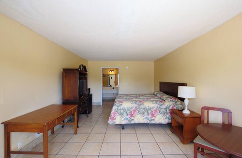 Parker Street Hotel | Paramount Lakeside Inn & Suites