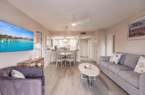 Park Shore House | Park Shore Resort Deluxe Condo Top FloorBLDG F 339