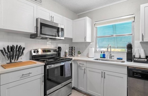 Bayshore Gardens Apartment | Parking - Pool - Bayshore Resort-Style 2BD