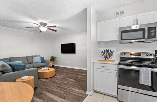 Bayshore Gardens Apartment | Parking - Pool - Bayshore Resort-Style 2BD