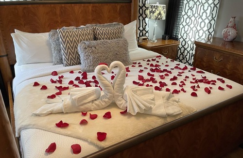 Downtown Historic District Bed & Breakfast | Peace & Plenty Inn Bed & Breakfast