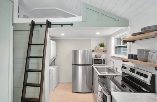 St. Petersburg Cottage | Peaceful cottage with AC in St. Petersburg - Close to Everything!