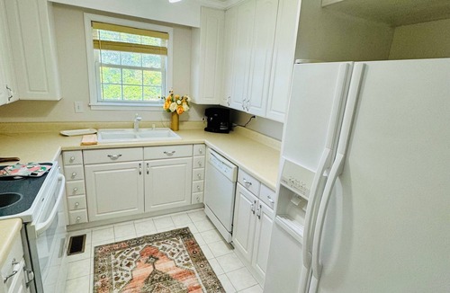 Franklin County Apartment | Peaceful Countryside Carriage House on 40 Acres with Saltwater Pool