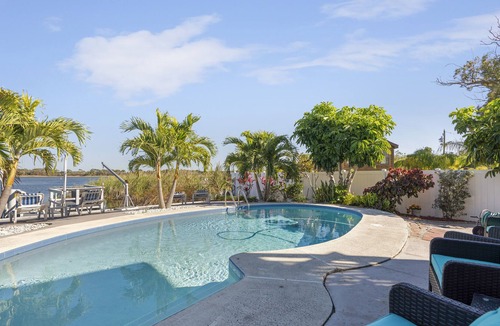 Seminole House | Peaceful/Enjoyable 2 Story/Lake House/ POOL/Beautiful Views/Sunrises/KAYAKS Inc