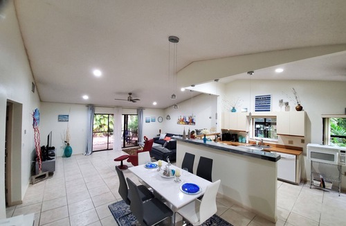 Villas House | Peaceful Gated Community, Walk to Bell Tower, Near Beach. 3 Month Min Stay