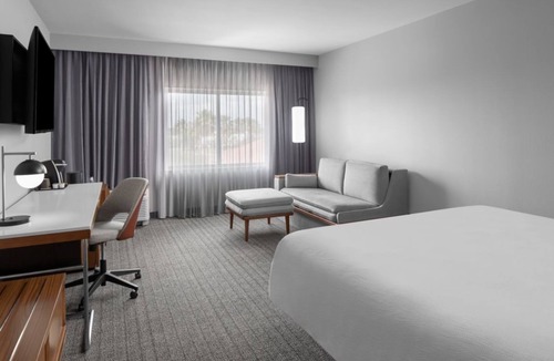 Oldsmar Hotel | Peaceful Hotel Escape Near Tampa Bay – Outdoor Pool & Free Parking