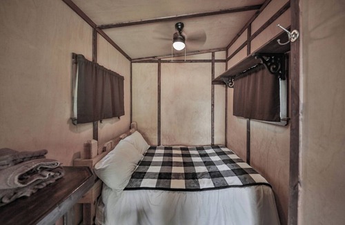 Weissport East Cabin | Peaceful rustic 1-bedroom cabin with AC in charming Lehighton
